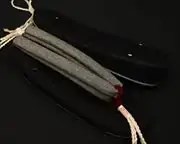 帆布草履（黒）に亀田縞花緒・赤ツボ