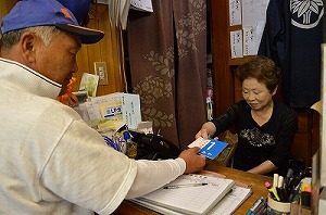 乗船券をもらう