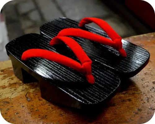 黒捌き千両に赤無地花緒