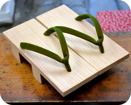 真角に抹茶玉虫色無地花緒