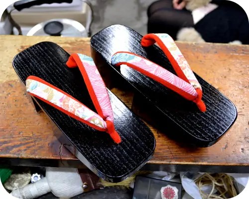 黒捌き相小町に花柄福林花緒