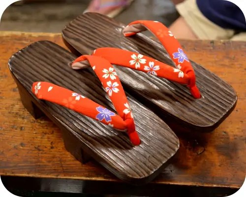 焼き芳町に花柄花緒