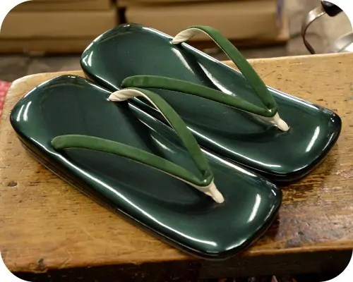 本革エナメル草履に緑色タピール高原花緒