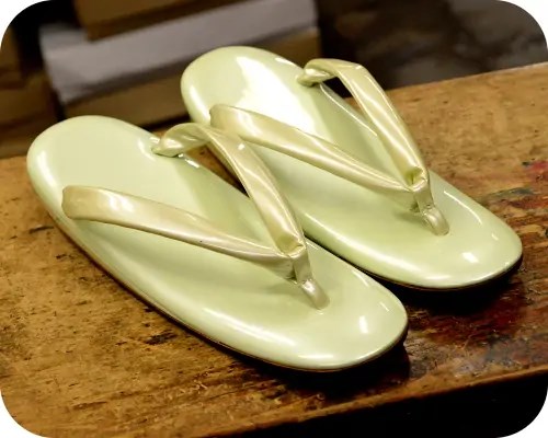 浅緑色直付け草履にエナメル花緒