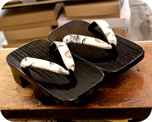黒捌き大角に麒麟柄花緒