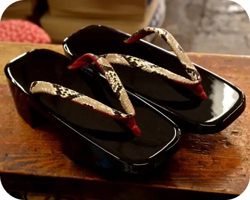 黒大艶相小町にニシキヘビ革花緒