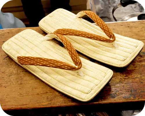 丸屋特注・角型籐表雪駄に交差縞柄ふすべ印伝花緒