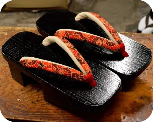 黒捌き相千両に蛇の目柄内玉花緒