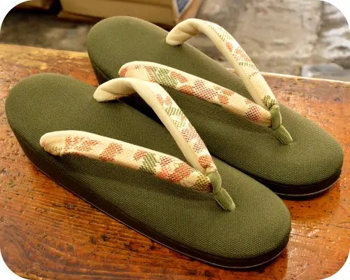 鶯色帆布草履にモザイク調内玉花緒
