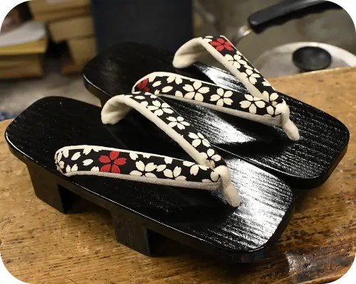 黒捌き芳町に花柄福林花緒