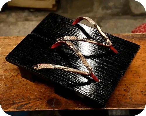 黒捌き真角に赤裏ニシキヘビ革花緒