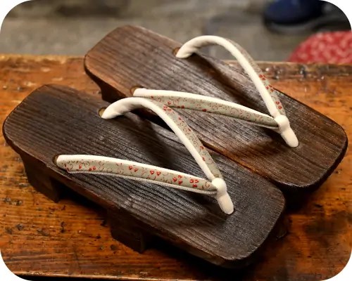焼き芳町にクローバー柄印伝福林花緒