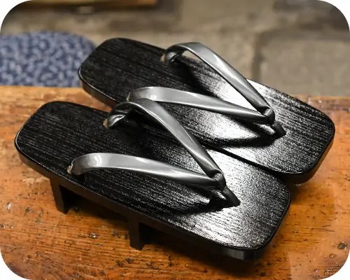 黒捌き日和にエナメル無地花緒