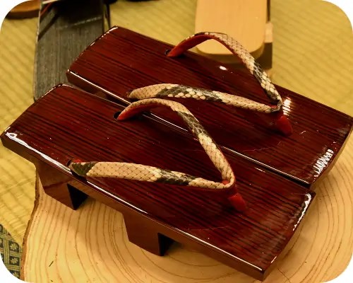 糸春相三味に赤裏ニシキヘビ革花緒