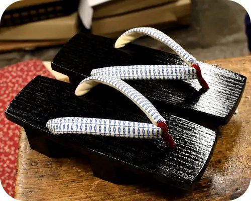 黒捌き相三味にとんぼ縞柄花緒