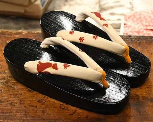 黒捌き舟形に猫柄花緒