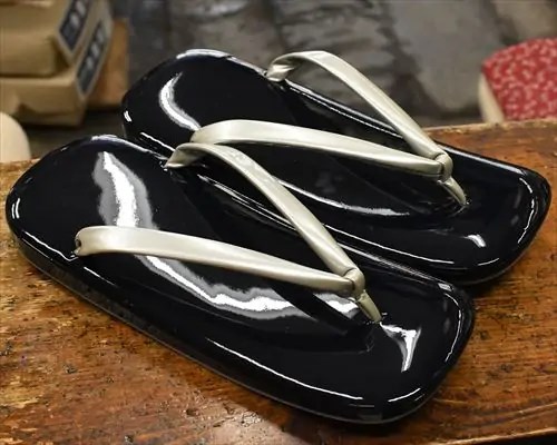 エナメル草履にエナメル花緒