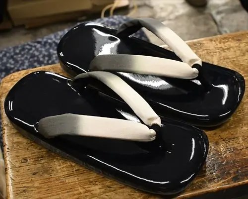 男物エナメル草履にぼかし花緒
