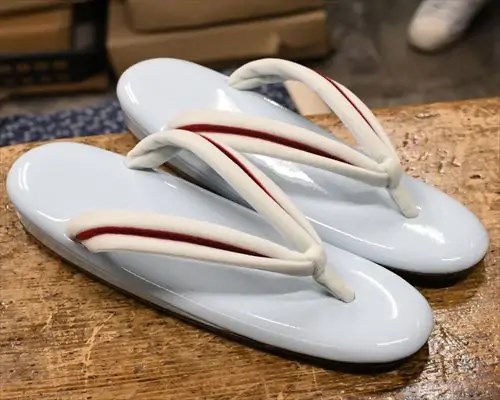 直付けエナメル草履に本天一本どっこ花緒