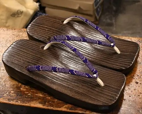 焼き大右近に爪唐草柄印伝花緒