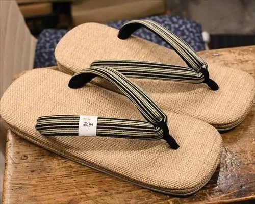 麻織草履に縞柄花緒