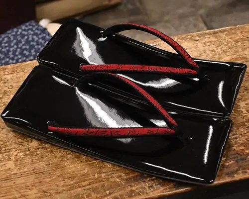 エナメル真角草履に蜻蛉柄印伝福林花緒