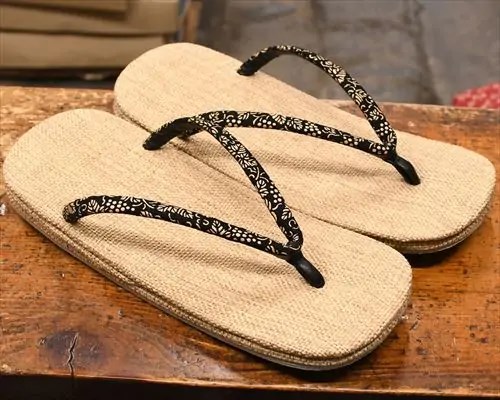 麻織風草履に葡萄柄印伝花緒