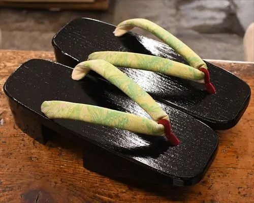 黒捌き相小町に孔雀羽模様花緒