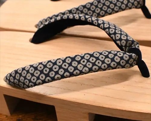 日和下駄にエナメル花緒