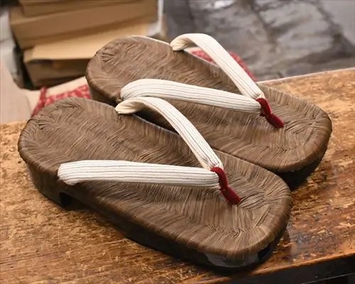 烏表付き横黒大右近に結城紬花緒