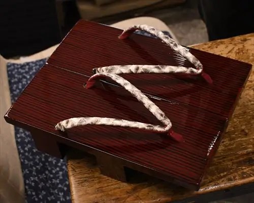 糸春真角に赤裏ニシキヘビ革花緒