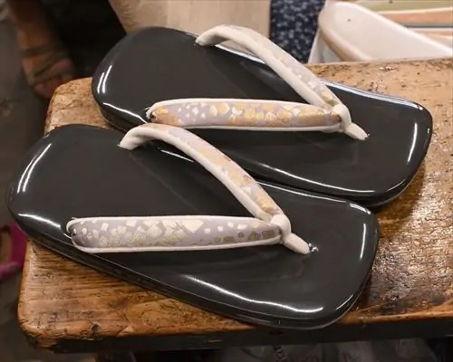 エナメル草履に名物裂福林花緒