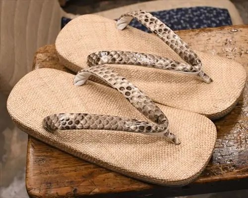 ケンマ草草履にニシキヘビ革花緒