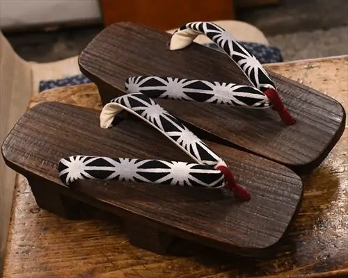 焼き芳町に麻の葉柄花緒