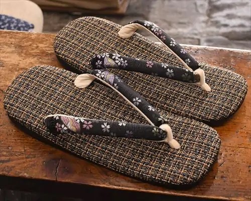 パナマ格子草履に花柄西陣金襴花緒