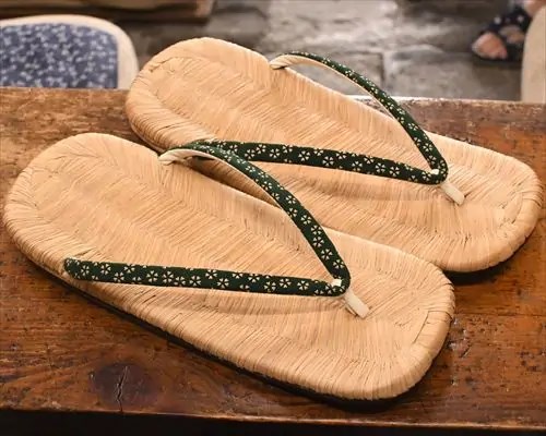 野崎平表雪駄に小桜柄印伝花緒