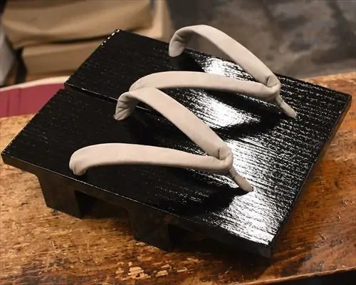 黒捌き真角にタピール丸花緒