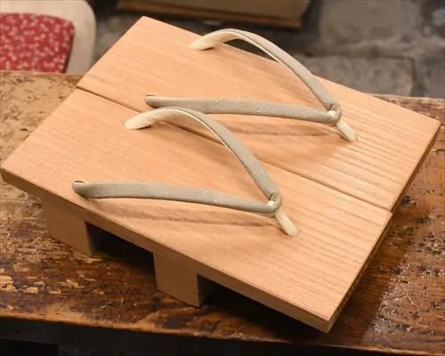 ツボ下がり真角に爪唐草柄印伝花緒