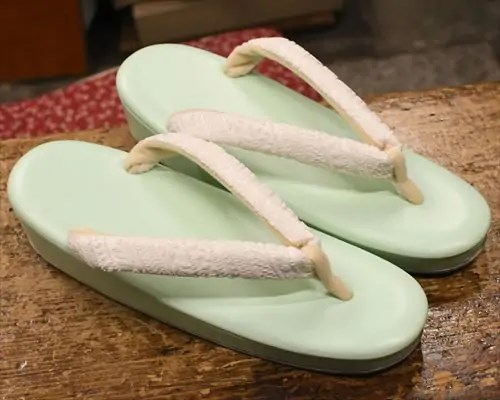 艶消し草履に柄入り罠花緒