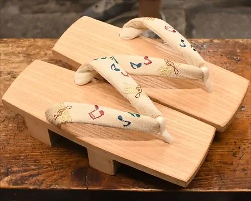 相三味に音符柄刺繍花緒