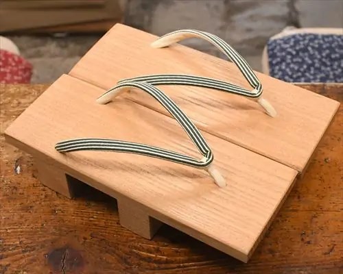 ツボ下がり真角に縞柄革花緒