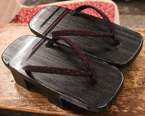 クシ目大下方に小桜柄印伝花緒