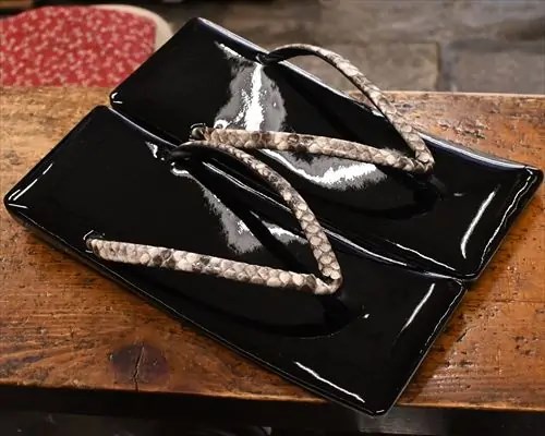 エナメル真角草履に黒裏ニシキヘビ革花緒
