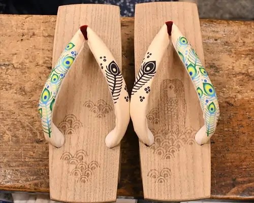 アマビエ柄入り相三味に孔雀柄花緒