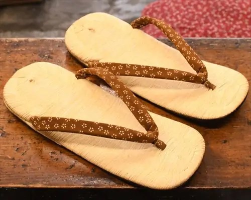 幅狭南部表雪駄に小桜柄ふすべ印伝丸花緒