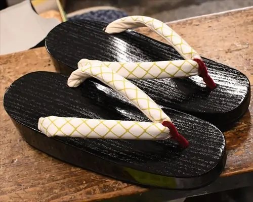 黒捌き舟形に網目柄花緒
