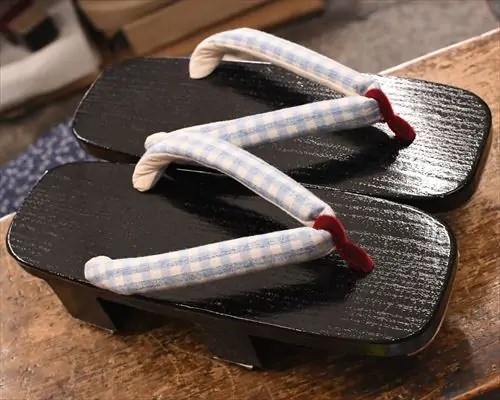 捌き芳町に格子柄花緒