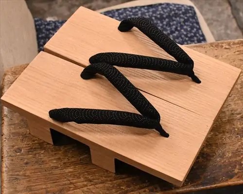 裏黒塗り・合目柾真角に青海波柄印伝花緒