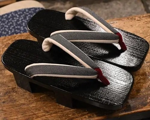 黒捌き芳町に鮫小紋福林花緒