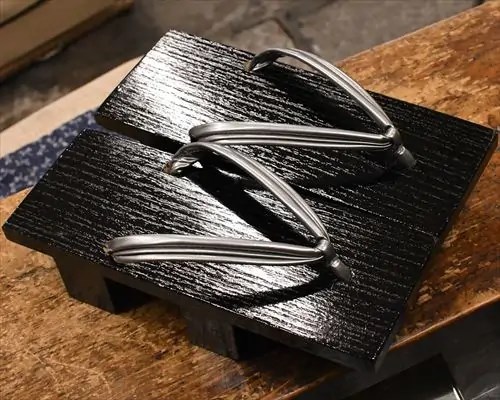 捌き真角にエナメル花緒